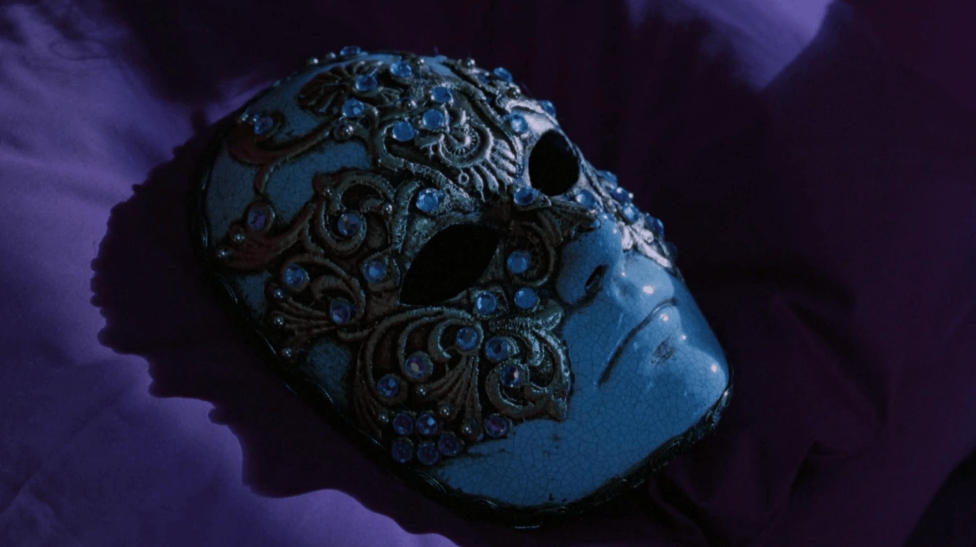 Le masque posé sur l'oreiller